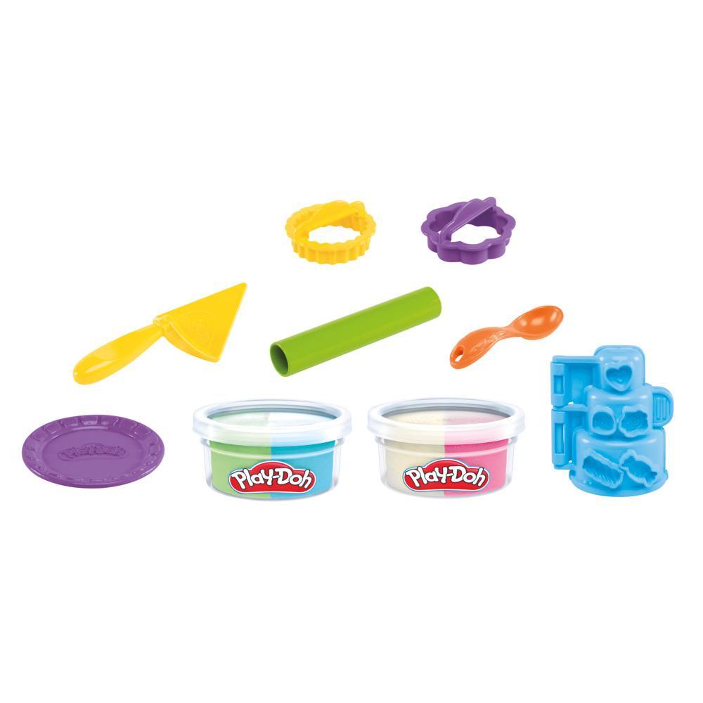Play-Doh Creatin Cakes Playset with 2 Cans of Play-Doh Compound